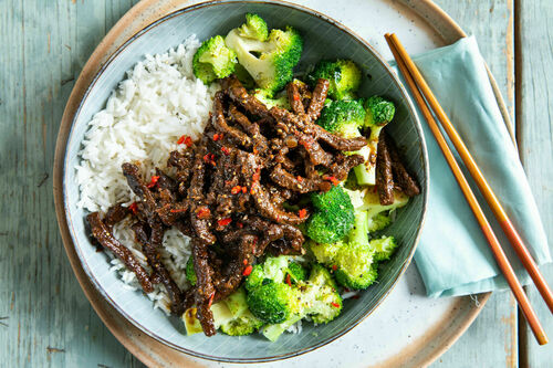 Schnelle Rindfleischpfanne mit Brokkoli und Kokosreis