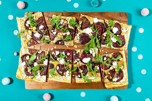 RS Ziegenkäse-Tarte mit Roter Bete dazu Rucola und geröstete Haselnüsse