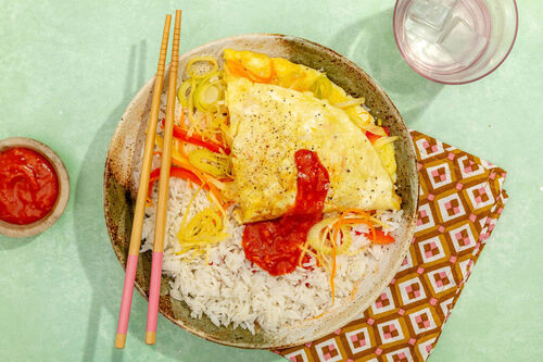 Gemüse-Omelett „Fu Yong Hai“ mit süß-saurer Tomatensauce und Reis