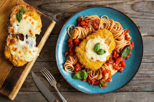 Vegetarisches „Hähnchen“-Schnitzel mit Mozzarella auf Pasta mit Tomatensauce