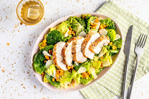 Zartes Hähnchenbrustfilet auf Salat mit Trüffel-Mais-Vinaigrette und Käse