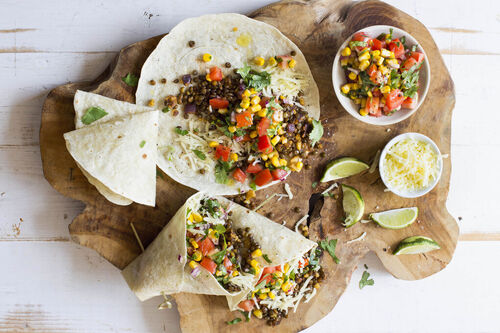 Mexikanische Wraps mit braunen Linsen und Mais-Limetten-Salsa mit Koriander