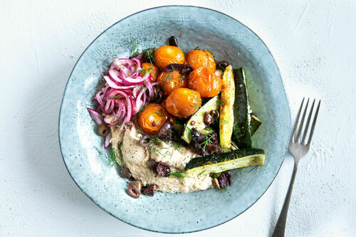 Griechische Skordalia-Gemüse-Bowl vegan mit Walnüssen und Oliven