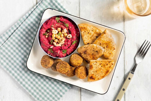 Schnelles Rote-Bete-Hummus mit Falafeln und würzigen Pita-Ecken