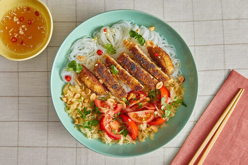 Veganes Hähnchenschnitzel mit Thai-Würzsauce auf Glasnudeln und Weißkohl-Tomaten-Salat