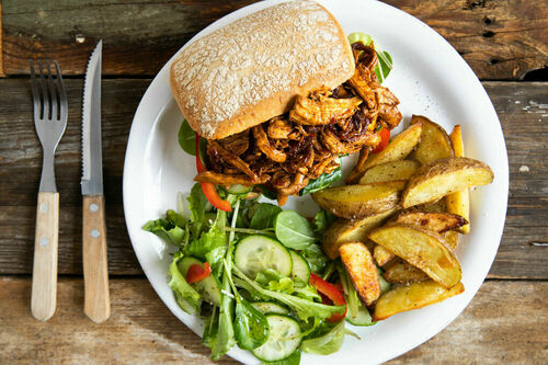 RS Hähnchensandwich surinamische Art mit Ofenkartoffeln und Salat