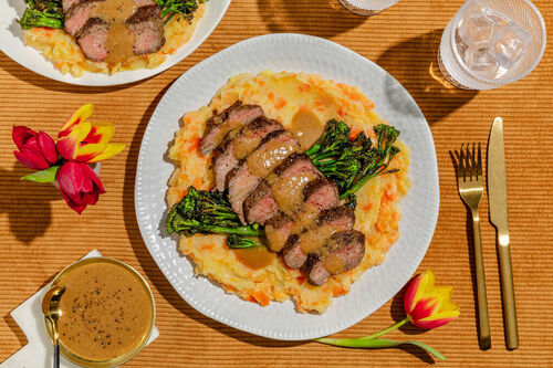 „Planted“-Steak mit Brokkolini mit Satay-Erdnusssauce auf Hutspot