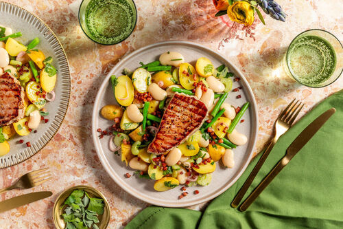 Gegrilltes Gelbflossen-Thunfischsteak auf würzigem Kartoffel-Bohnen-Salat mit Bacon