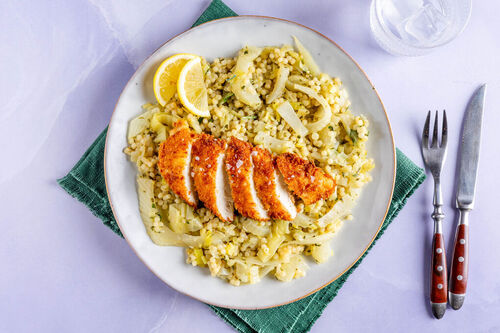 Knusprig paniertes Hähnchenschnitzel auf Perlencouscous mit Fenchel und Lauch