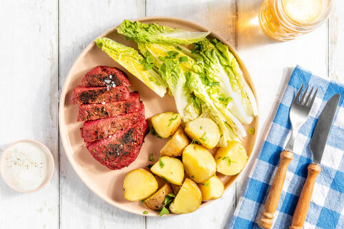 Vegetarischer Steak-Teller klassische Art mit Petersilienkartoffeln, Dip und Salat