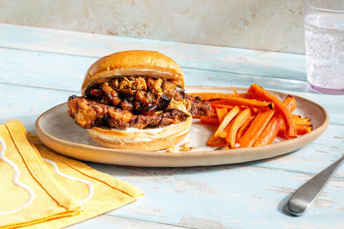 Chili-Chickenburger mit Auberginen mit Röstzwiebeln, dazu Karottensticks