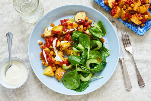 Spanische Back-Kartoffeln mit Kichererbsen und Gurken-Salat