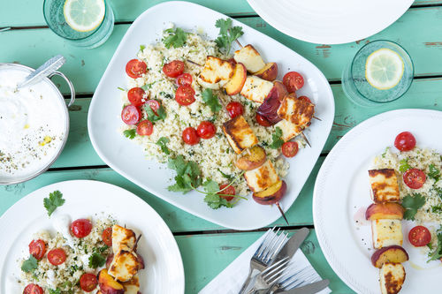 Halloumi-Pfirsich-Spieße mit Za'atar-Bulgur und Joghurtdip