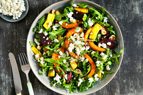 Orientalisches Ofengemüse mit Feta und Nüssen auf Rucola
