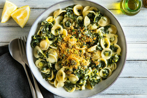 One-Pot-Pasta mit Grünkohl und Käse und knusprigem Panko-Kapern-Topping