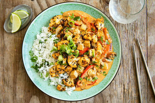 Thai-Curry mit Tofu und Blumenkohl dazu Koriander-Limetten-Reis