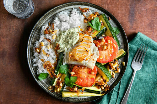 Seehecht mit Tahinisauce und Zucchini dazu gebackene Tomaten und Blumenkohlreis