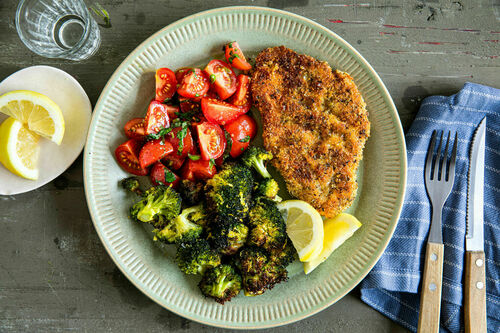 Bio-Hähnchenschnitzel alla milanese mit Brokkoli und Tomaten-Basilikum-Salat