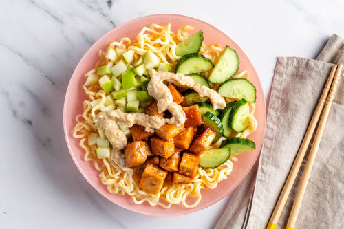 Kalte Nudel-Bowl mit Hoisin-Tofu mit grünem Apfel und Cashew-Dressing