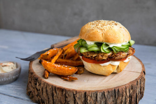 Jackfruchtburger mit eingelegter Gurke dazu knusprige Süßkartoffelpommes
