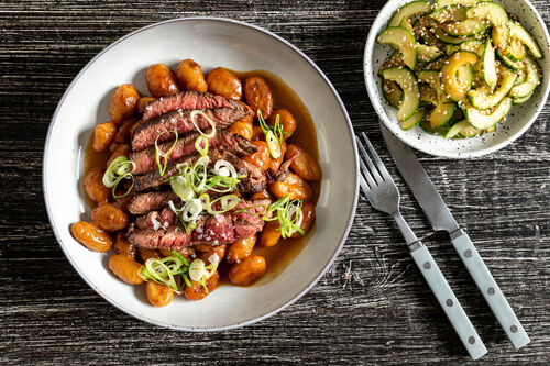 Veganes Steak auf Gnocchi indonesische Art mit Gurken-Sesam-Salat