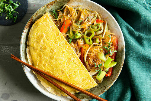 Große Portion Thai-Omelett auf Glasnudeln mit Gemüse und Hoisin-Limetten-Sauce