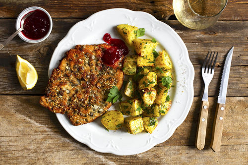 Putenschnitzel in Kürbiskernpanier dazu Kartoffeln mit Zitrone und Petersilie