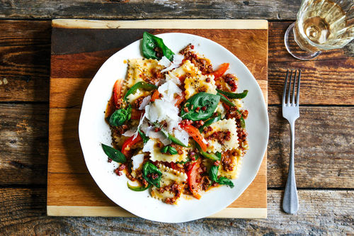 Schnelle Tomaten-Speck-Ravioli mit Paprika und Basilikum