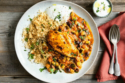 Zartes Hähnchen mit Gemüseragout dazu Couscous mit Kräutern und Dip