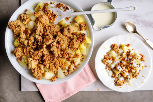Special: Apfel-Birnen-Crumble mit Kokos und Ingwer, dazu Vanillesauce