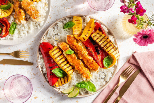Gegrillte Satay-Hähnchenspieße auf Jasminreis mit gelber Zucchini & Spitzpaprika vom Grill