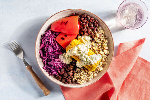 Maiskolben und Paprika vom Grill auf Quinoa mit Coleslaw, schwarzen Bohnen und Fetasauce
