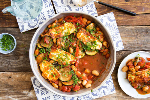 Ofen-Grillkäse Shakshuka-Art mit Paprika, Bohnen und Zucchini