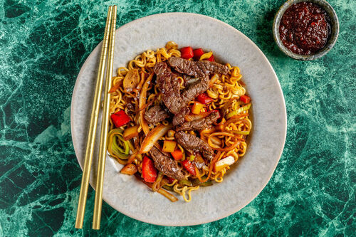Bami Goreng mit Rindfleisch und knackigem Gemüse
