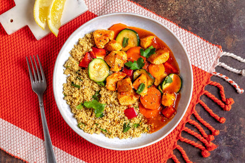 RS Schneller Gemüse-Hähnchen-Eintopf an aromatischem Kräuter-Orangen-Couscous
