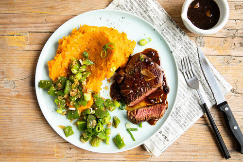 Vegane Steakpfanne japanische Art mit Süßkartoffelstampf und Paprikagemüse
