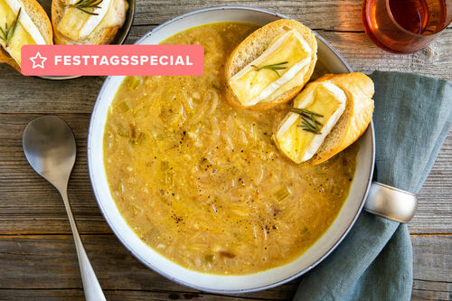 Französische Zwiebelsuppe mit Camembert-Rosmarin-Crostini