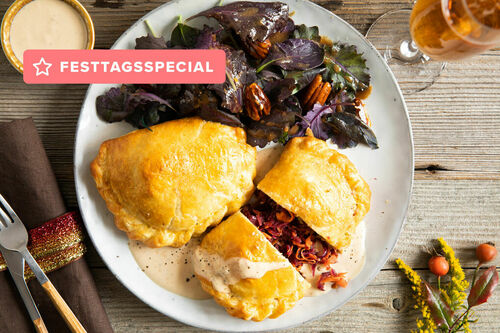 Rotkohl-Blauschimmelkäse-Päckchen mit cremiger Zwiebelsauce und Blattsenf-Salat