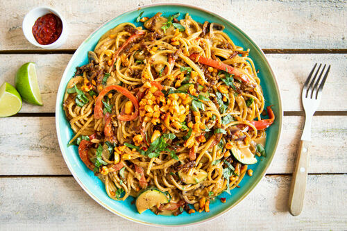 Tempeh-Nudelpfanne indonesische Art mit Sambal-Erdnüssen und Thai-Basilikum