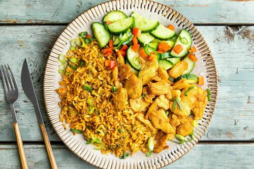 Westafrikanischer Reistopf mit veganem Huhn und Brokkoli, dazu Salat