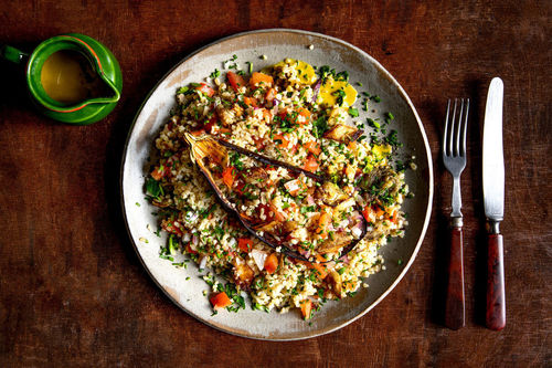 Gefüllte Auberginen mit Bulgur und cremiger Korma-Sauce