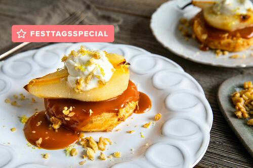 Blätterteigtörtchen mit Walnuss und Birne dazu Miso-Karamellsauce und Mascarpone