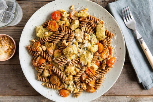 Hähnchenbrust mit Vollkornfusilli und Walnuss-Basilikum-Pesto
