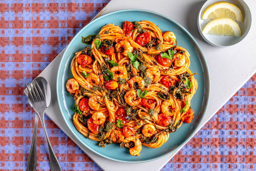 Mediterrane Garnelenpasta mit Spinat und Kirschtomaten