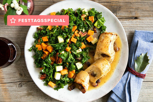 Putenroulade mit Cranberry-Käse-Füllung dazu Grünkohl-Apfel-Salat mit Süßkartoffel