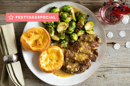 Entrecôte mit Salbei-Senf-Sauce dazu Yorkshirepudding und Rosenkohl mit Feige