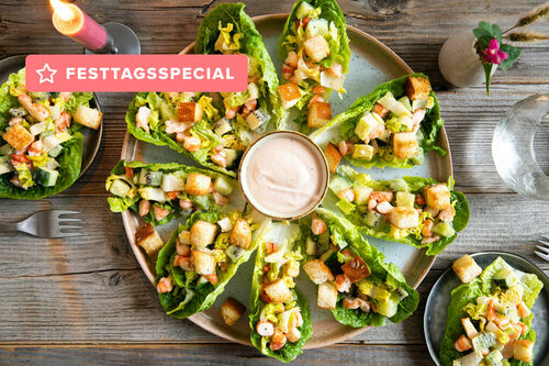 Garnelencocktail mit Kiwi im Salatblatt mit Brioche-Croûtons