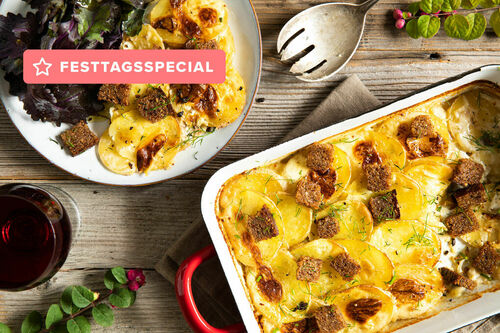 Kartoffelauflauf „Janssons Versuchung“ mit Anchovis und knusprigen Roggencroûtons