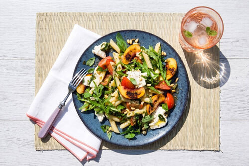 Mozzarella-Pasta-Salat mit Nektarine würzig-fein mit Kapern und Basilikum