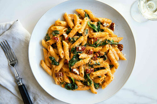 Paprika-Cashew-Pasta vegan mit würzig-süßen Pekannüssen und Spinat